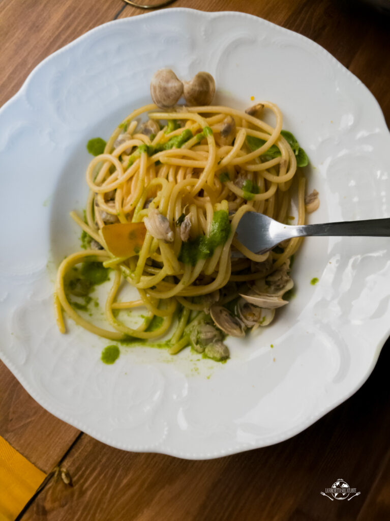 Dettaglio del piatto di spaghettoni con vongole, salsa di salicornia e bottarga