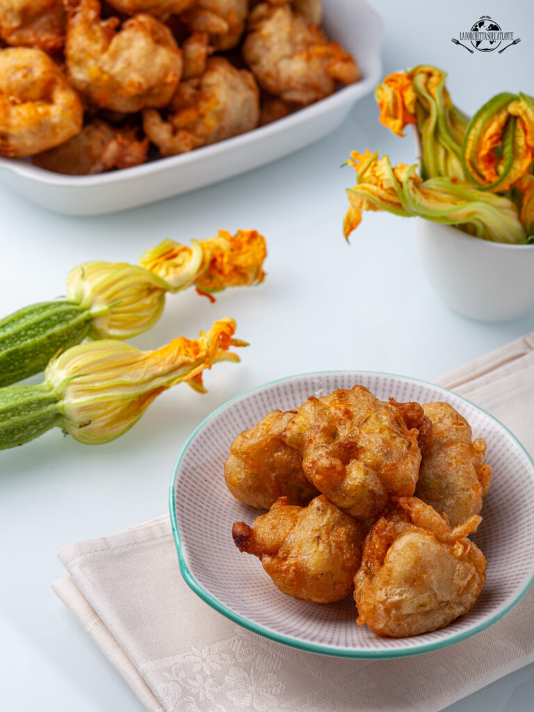 Frittelle di Sciurilli Napoletane croccanti e dorate pronte per essere servite