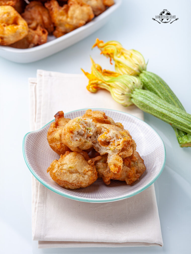 Frittelle di Sciurilli Napoletane croccanti e dorate pronte per essere servite