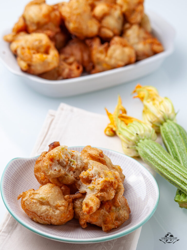 Frittelle di Sciurilli Napoletane croccanti e dorate pronte per essere servite