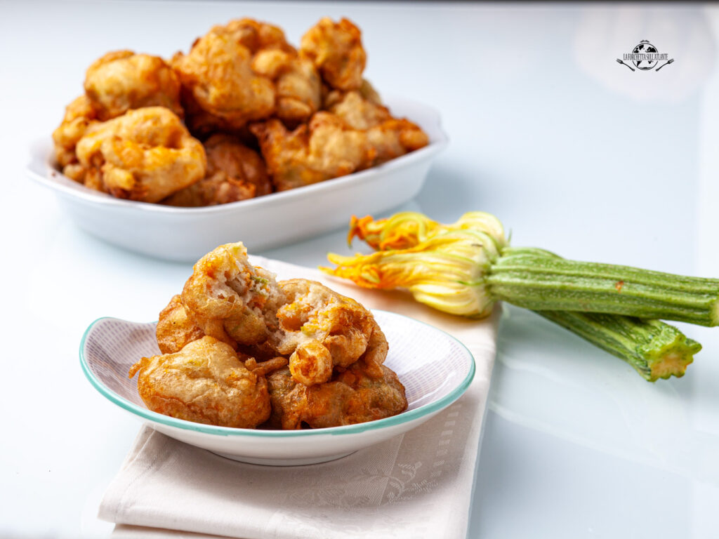 Frittelle di Sciurilli Napoletane croccanti e dorate pronte per essere servite