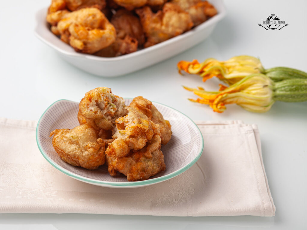 Frittelle di Sciurilli Napoletane croccanti e dorate pronte per essere servite