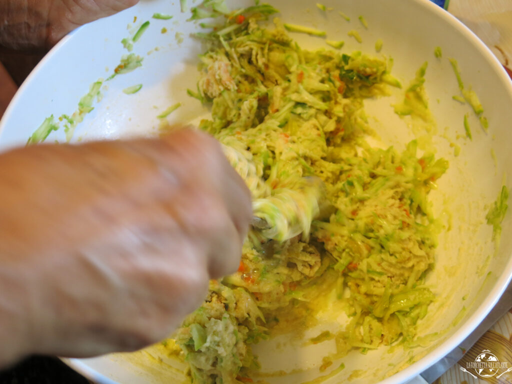 Frittelle croccanti di zucchine e fiori di zucca, in preparazione  una ricetta estiva italiana 