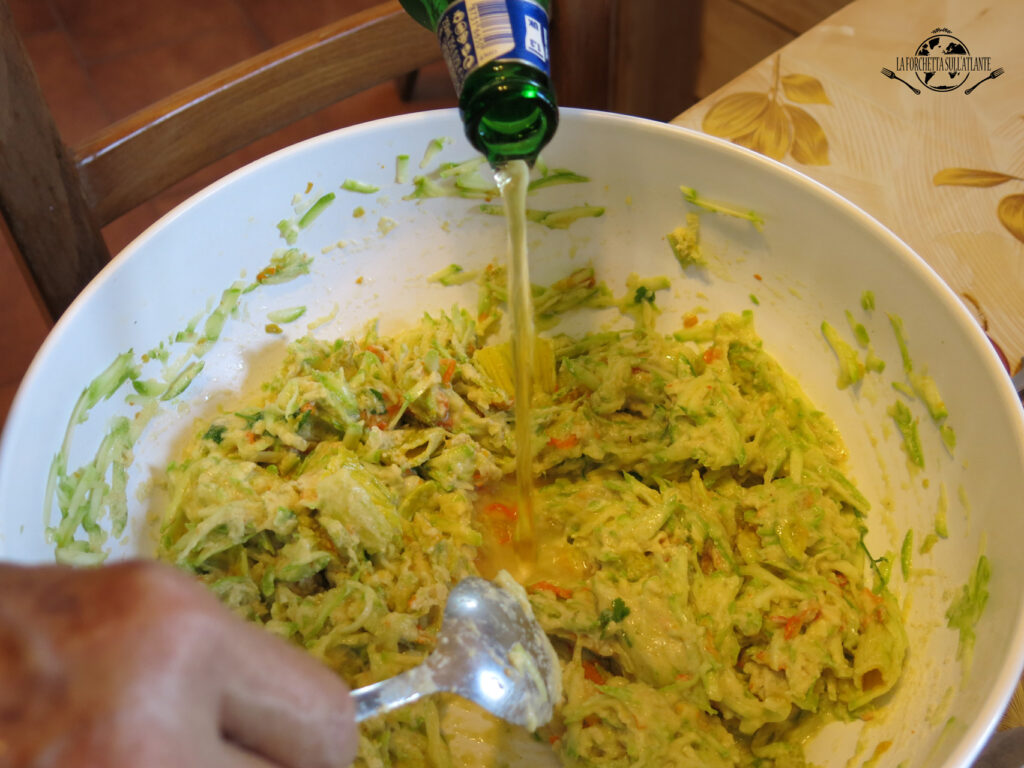 Frittelle croccanti di zucchine e fiori di zucca, in preparazione  una ricetta estiva italiana 