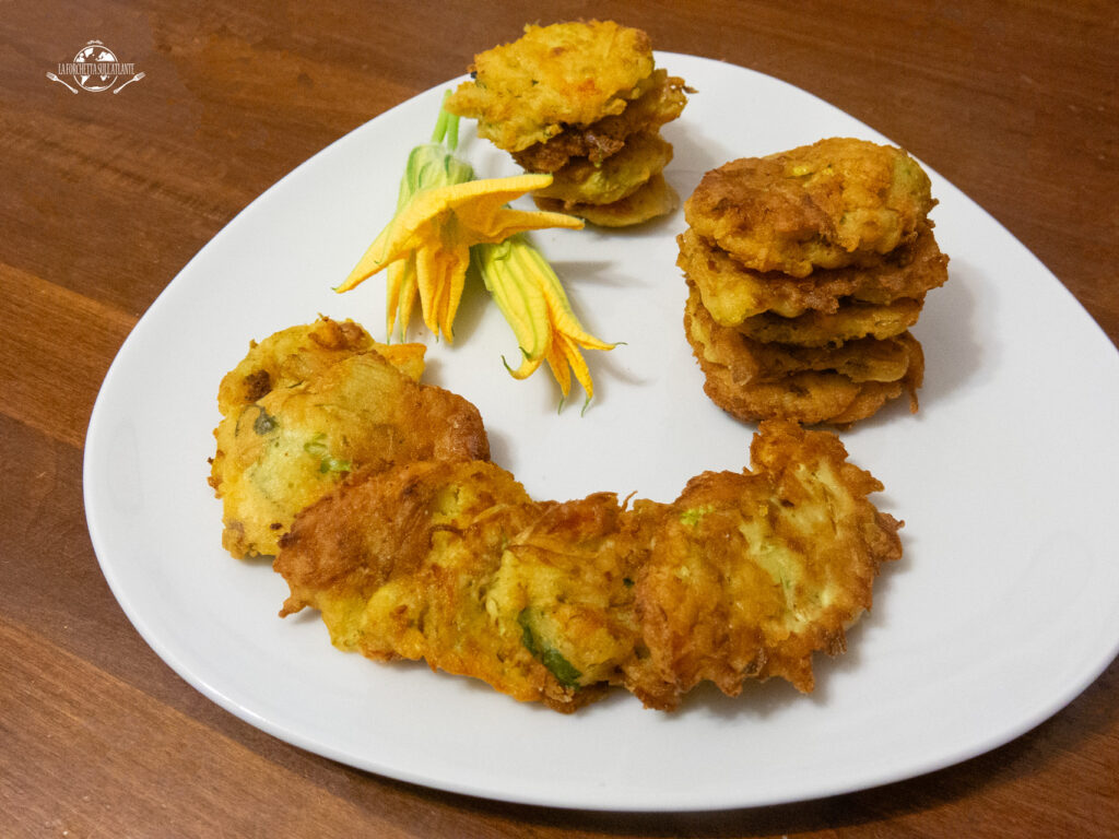 Frittelle croccanti di zucchine e fiori di zucca, una ricetta estiva italiana 