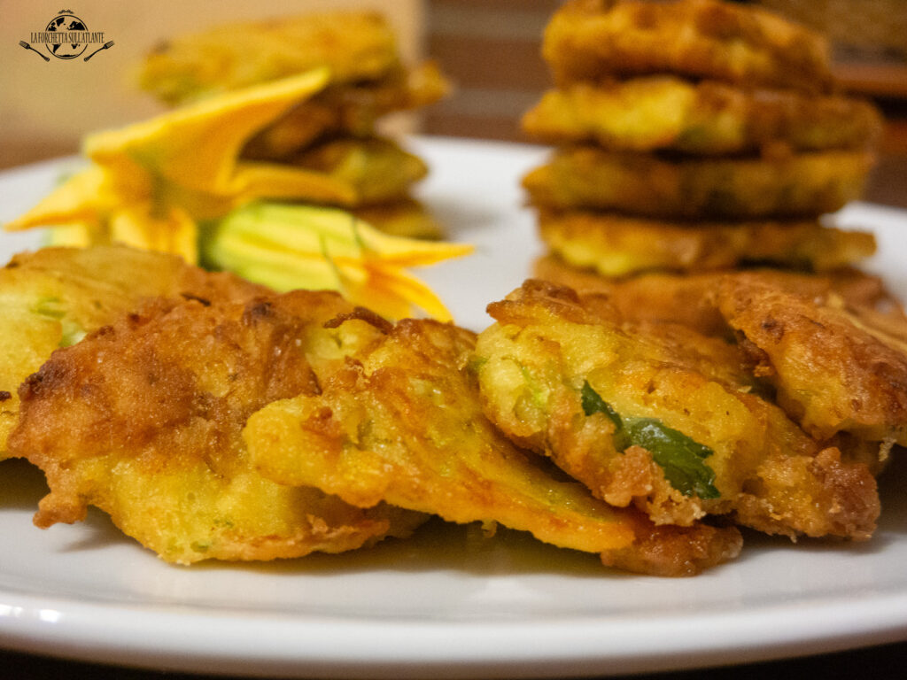 Frittelle croccanti di zucchine e fiori di zucca, una ricetta estiva italiana 