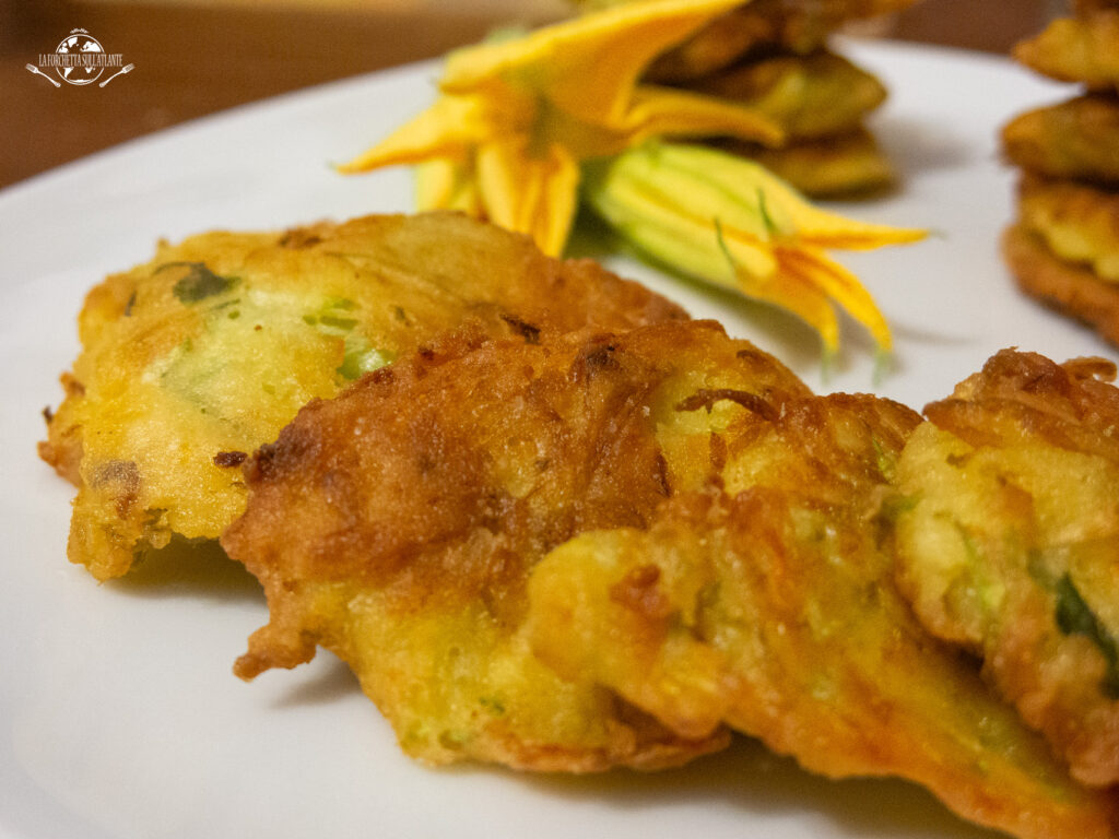 Frittelle croccanti di zucchine e fiori di zucca,  una ricetta estiva italiana 