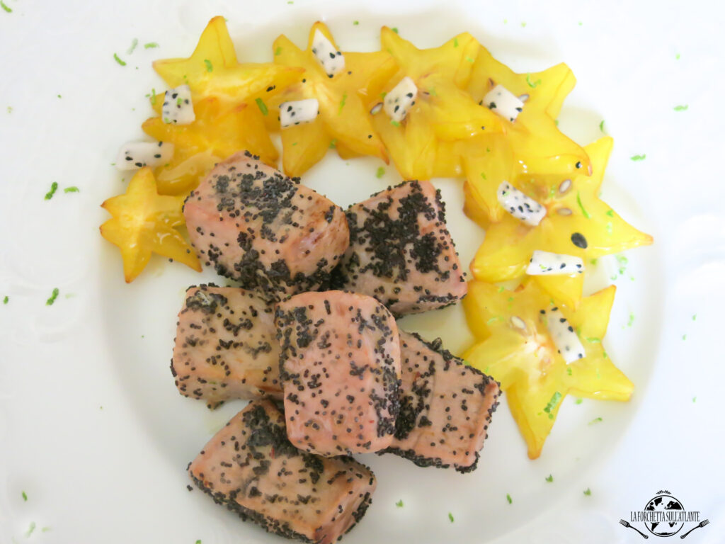 Cubotti di tonno rosso marinati al passion fruit con semi di papavero, insalata di star fruit e guarnizione di dragon fruit e lime grattugiato