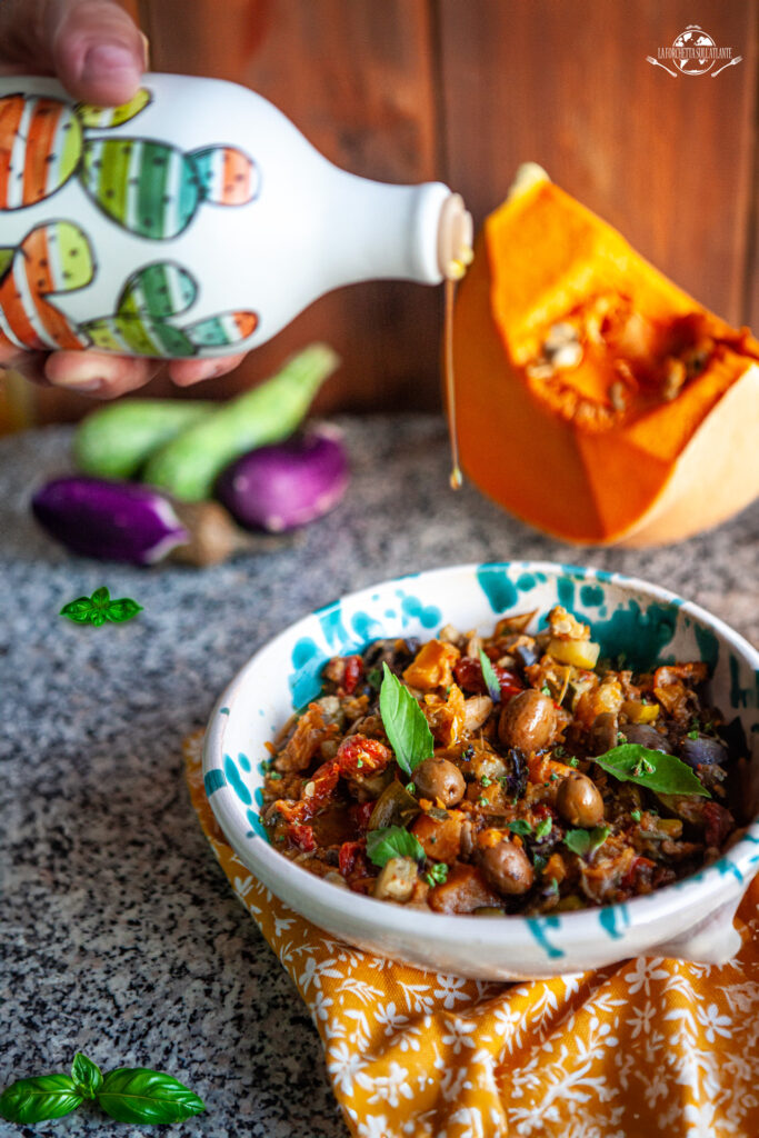 Caponata agrodolce preparata in Instant Pot con melanzane, zucca e olive verdi, servita su un piatto rustico.

