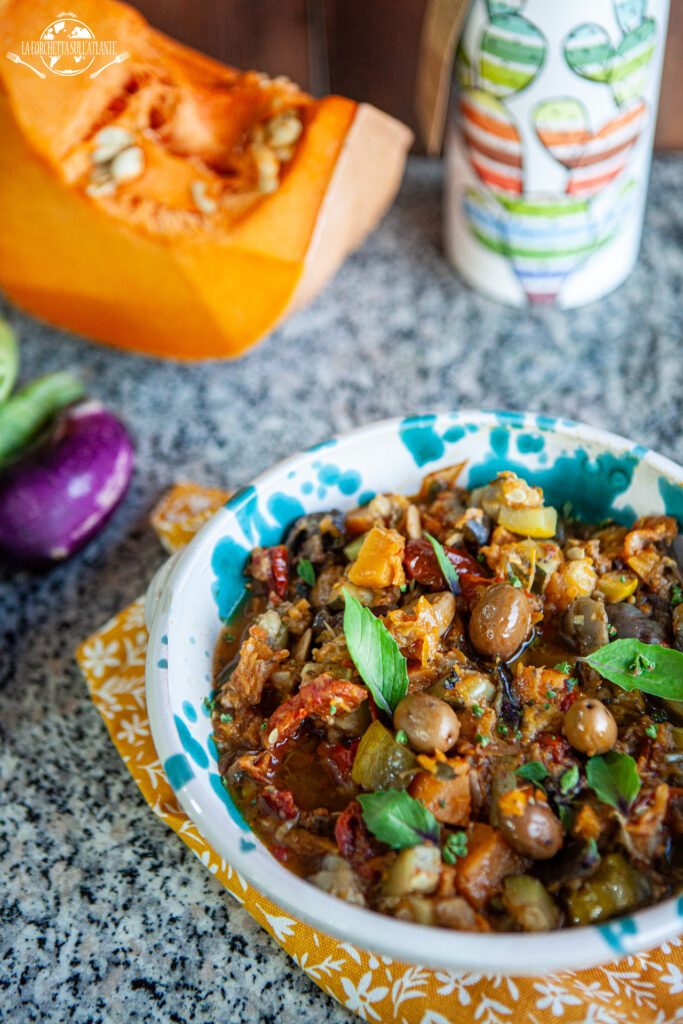 Caponata agrodolce preparata in Instant Pot con melanzane, zucca e olive verdi, servita su un piatto rustico.

