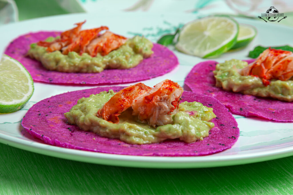 Tacos rosa con salsa di avocado, astice al vapore e dragon fruit calabrese a km0

