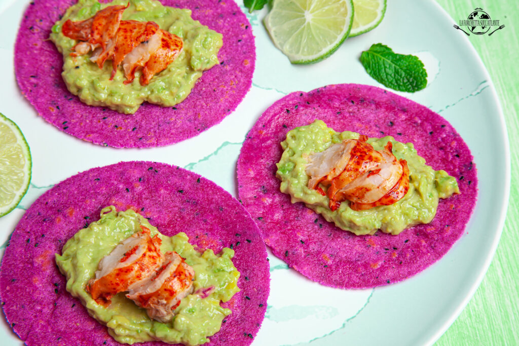 Tacos rosa con salsa di avocado, astice al vapore e dragon fruit calabrese a km0

