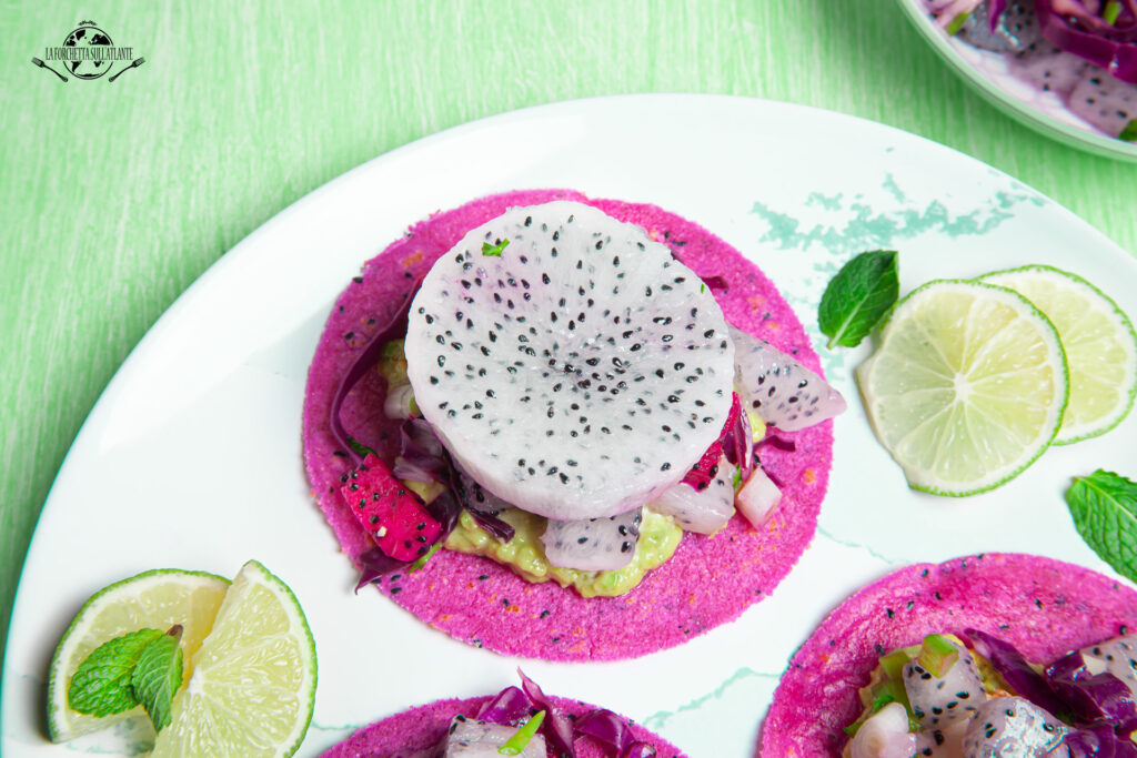 Tacos rosa con salsa di avocado, astice al vapore e dragon fruit calabrese a km0

