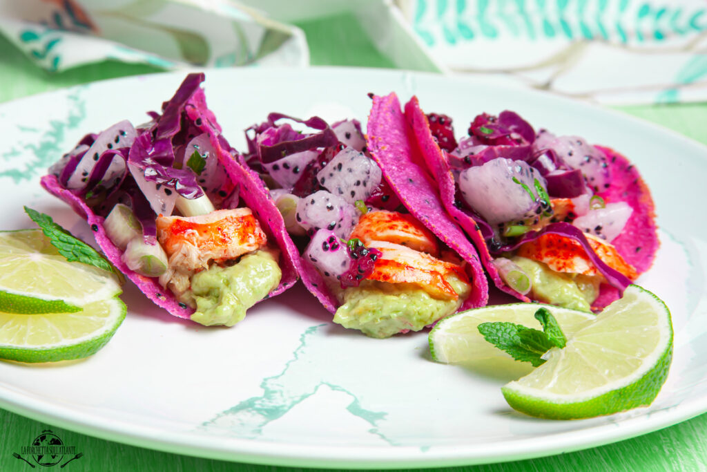 Tacos rosa con salsa di avocado, astice al vapore e dragon fruit calabrese a km0

