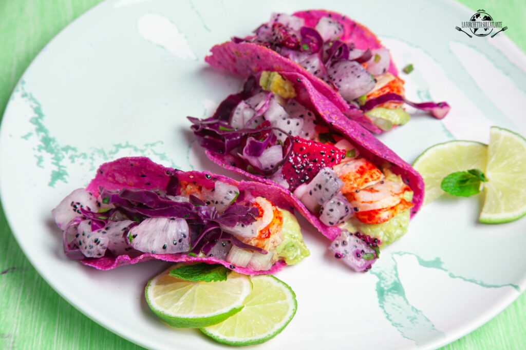 Tacos rosa con salsa di avocado, astice al vapore e dragon fruit calabrese a km0

