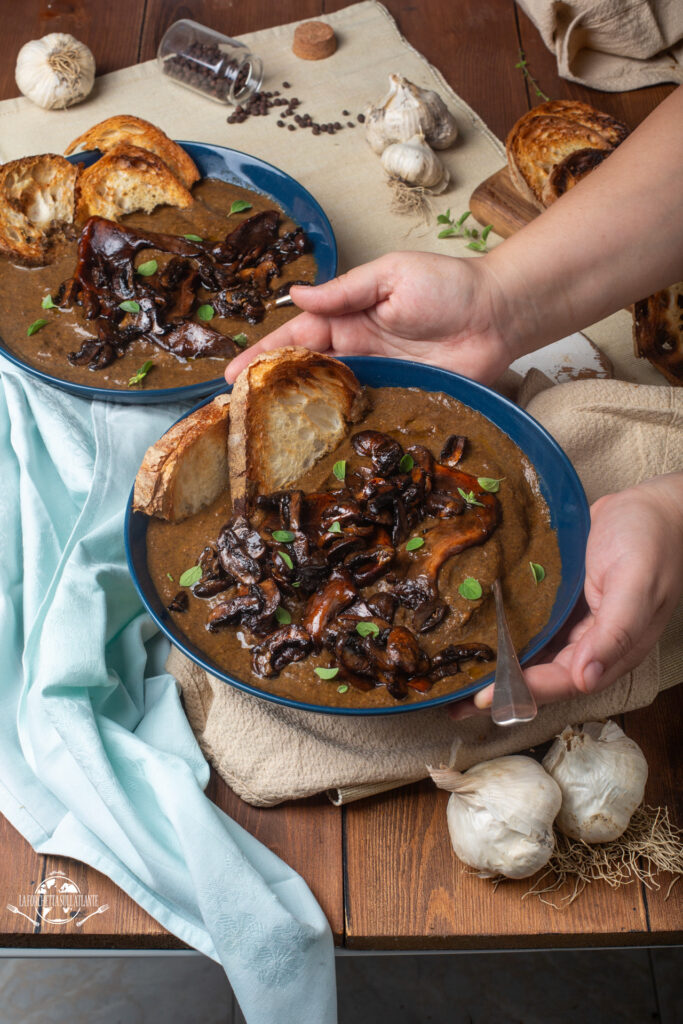 Crema vegana di funghi con crostini all’aglio croccanti pronta da servire

