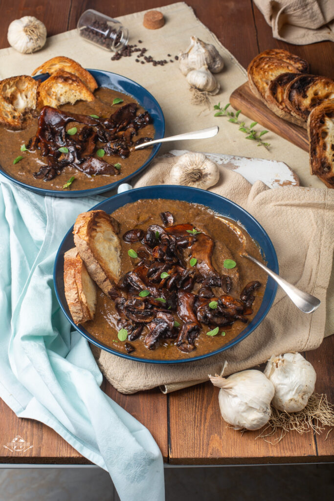 Crema vegana di funghi con crostini all’aglio croccanti pronta da servire

