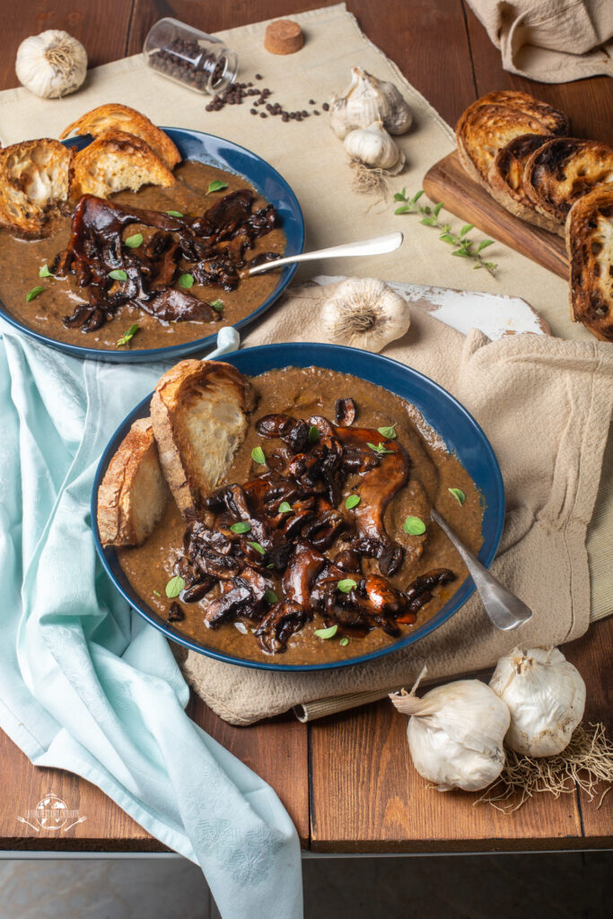 Crema vegana di funghi con crostini all’aglio croccanti pronta da servire

