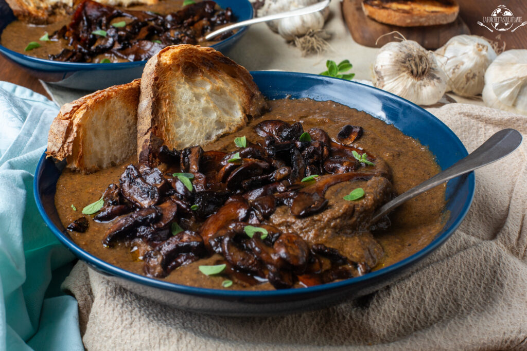 Crema vegana di funghi con crostini all’aglio croccanti pronta da servire

