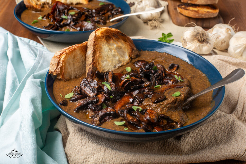 Crema vegana di funghi con crostini all’aglio croccanti pronta da servire

