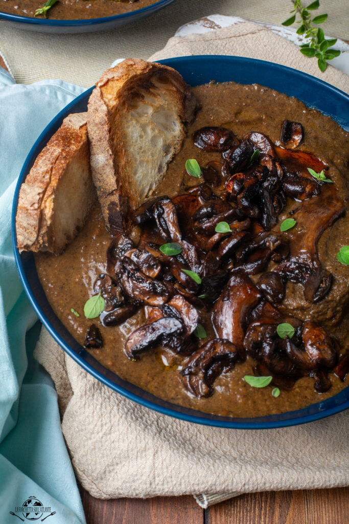 Crema vegana di funghi con crostini all’aglio croccanti pronta da servire

